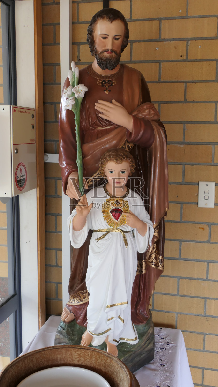 在教堂里庆祝圣诞节和装饰照片摄影图片
