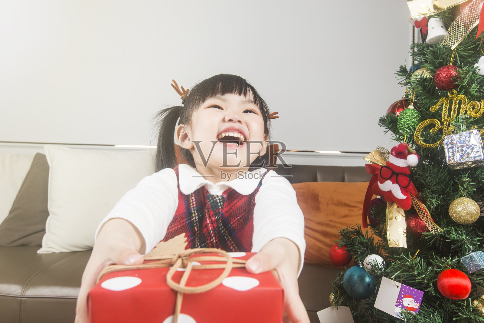 圣诞快乐，节日快乐！快乐的小女孩和圣诞礼盒照片摄影图片