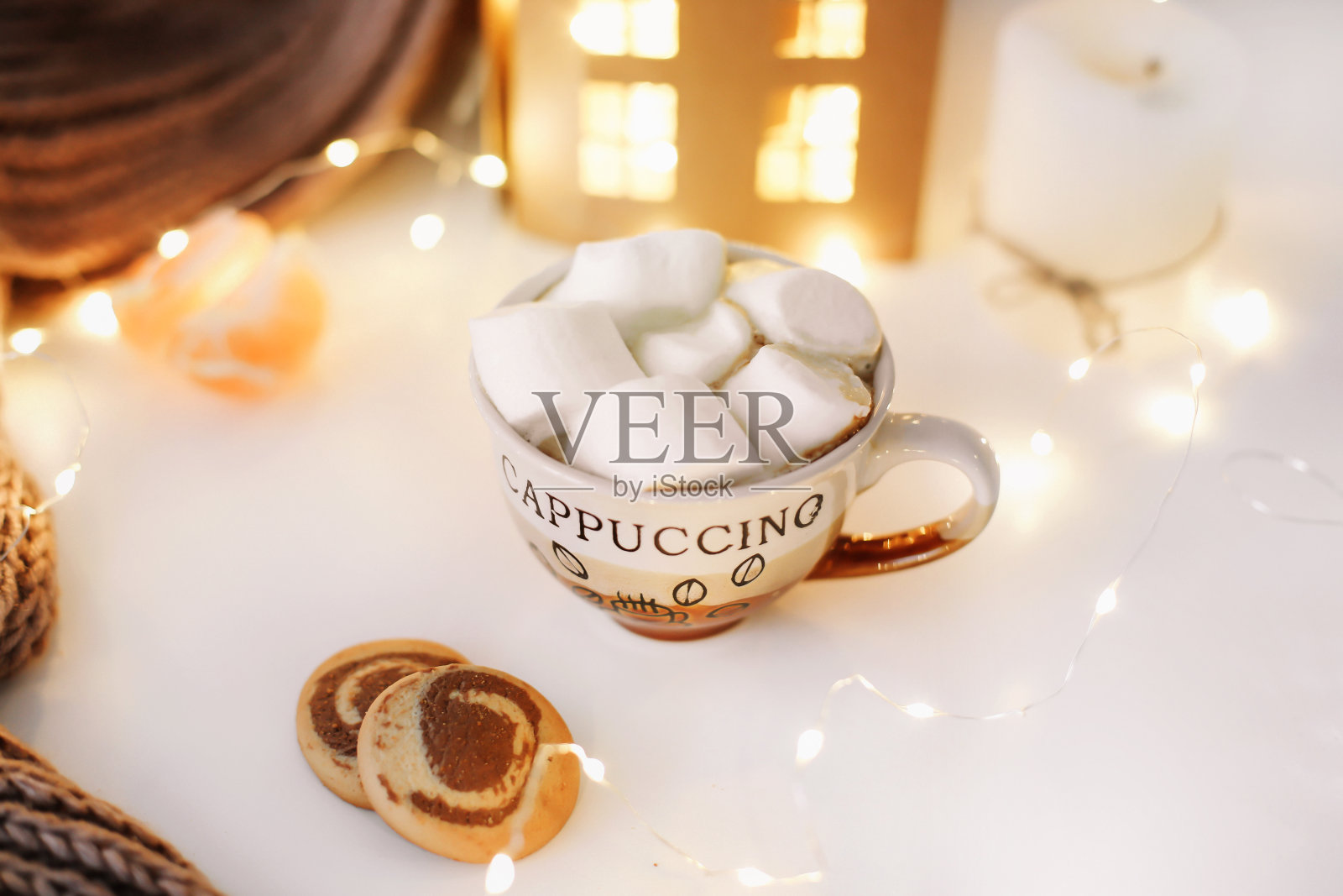 新年和圣诞节的背景与一杯咖啡，棉花糖和蜡烛在白色的背景照片摄影图片