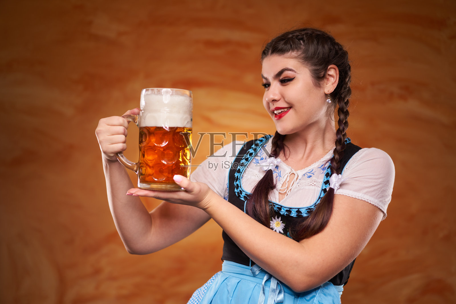 德国女孩端啤酒照片摄影图片