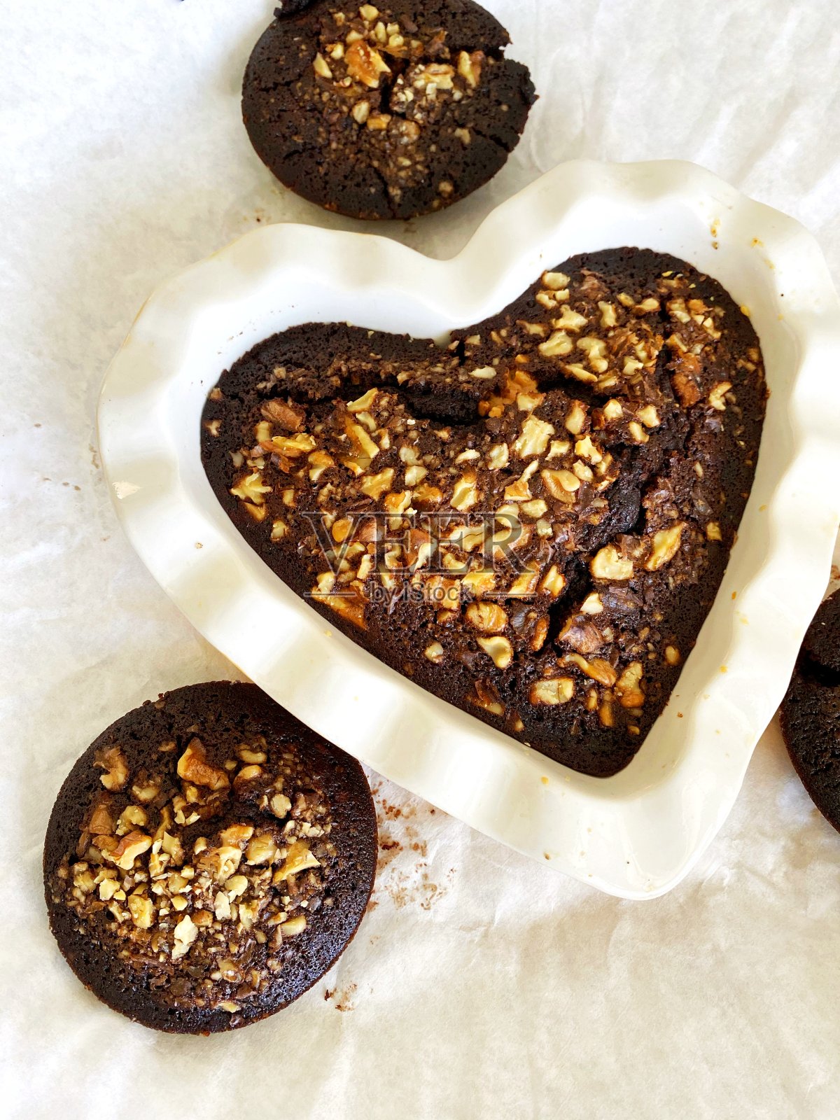 咖啡巧克力心蛋糕和松饼照片摄影图片