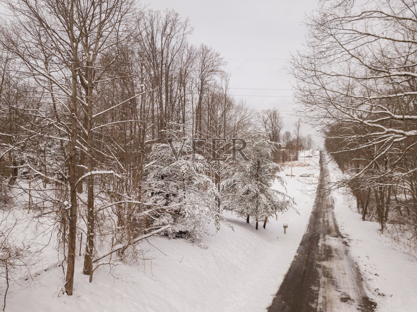 2020年圣诞节期间俄亥俄州杰克逊市冰雪覆盖的乡村公路冬季仙境照片摄影图片