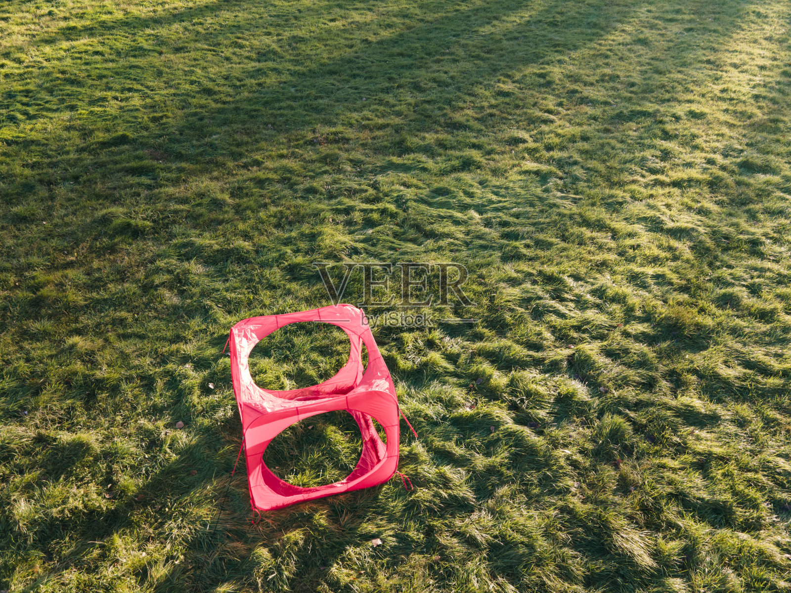 带圆孔的帐篷，供FPV无人机通过照片摄影图片