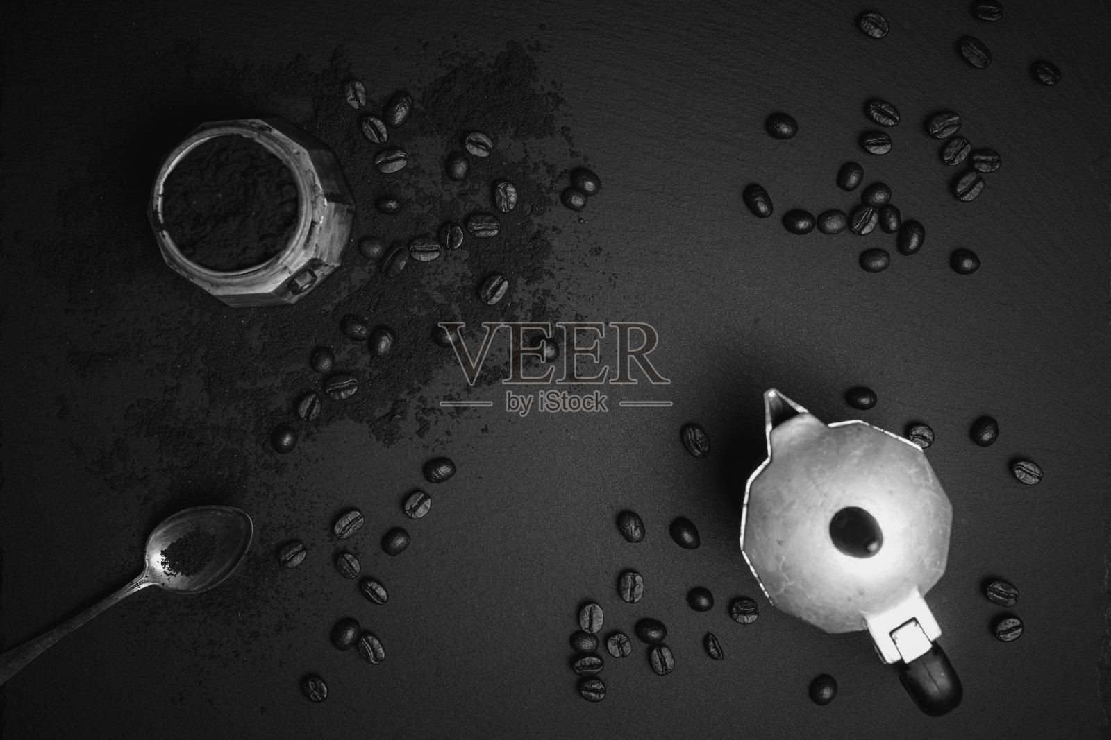 咖啡壶和一个勺子和烤咖啡豆照片摄影图片