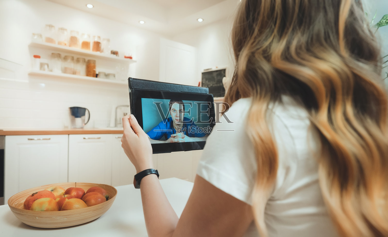 一个女人在和她的医生视频通话。照片摄影图片