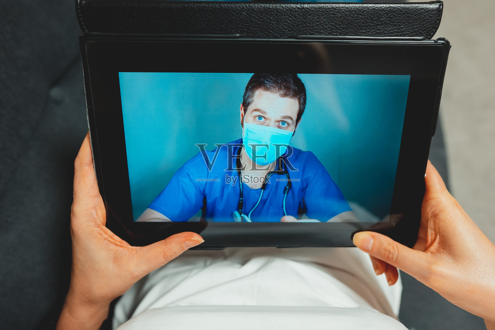 一个女人在和她的医生视频通话。照片摄影图片