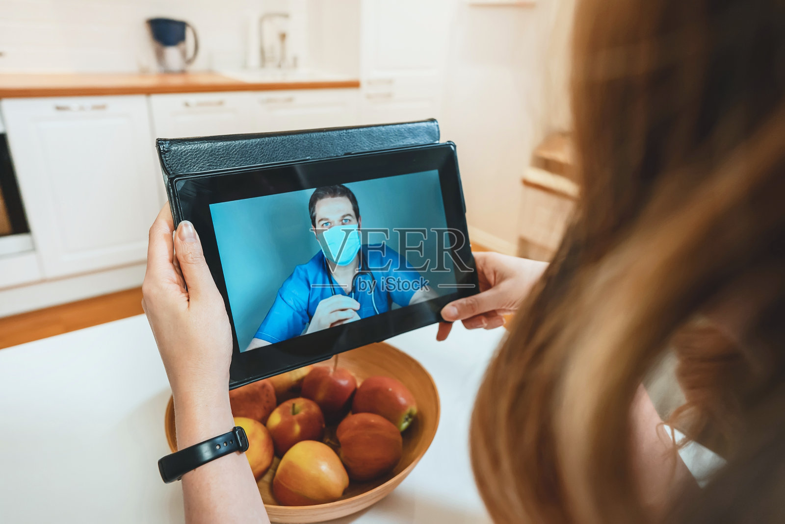 一个女人在和她的医生视频通话。照片摄影图片