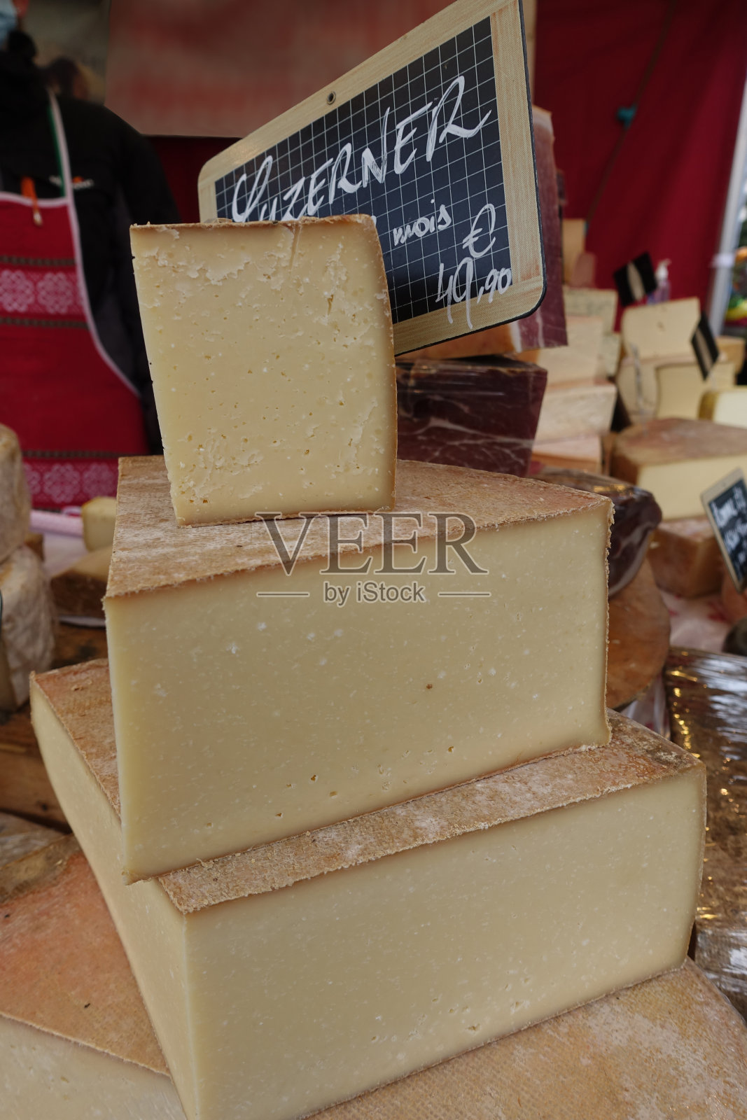 鲁泽纳奶酪瑞士半硬奶酪农贸市场照片摄影图片