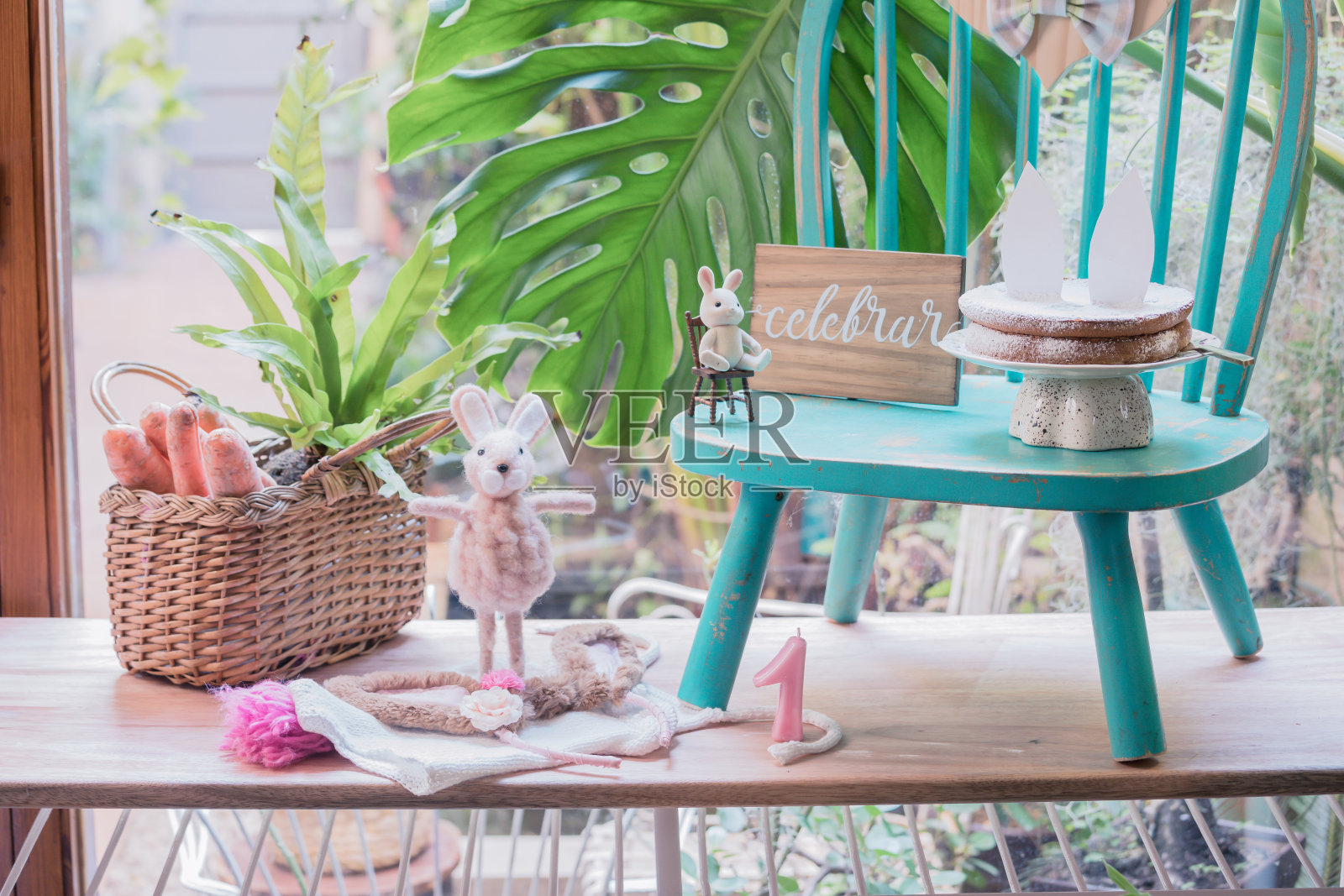 为宝宝生日做复活节装饰。照片摄影图片