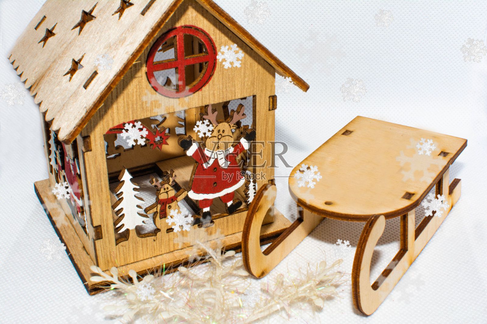 小木屋和雪橇。圣诞快乐，恭贺新禧。照片摄影图片