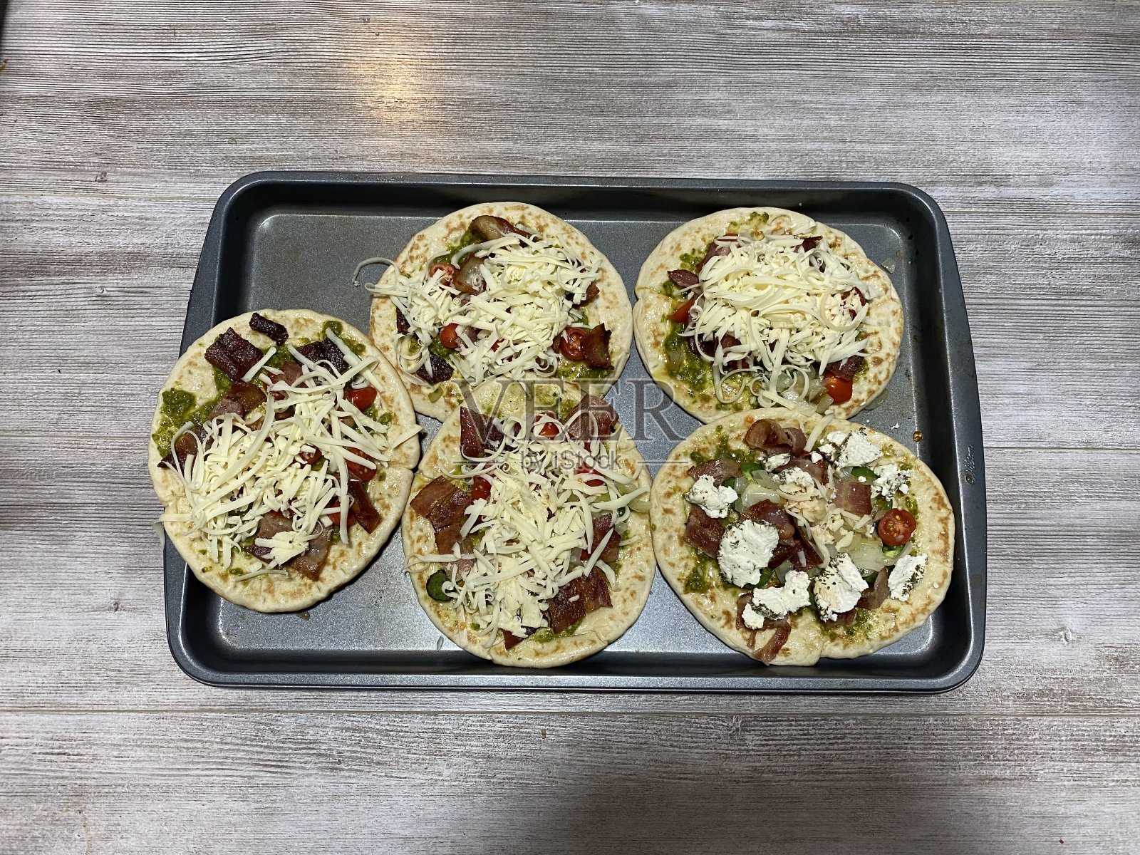 放在平底锅上准备烘烤的大饼披萨照片摄影图片