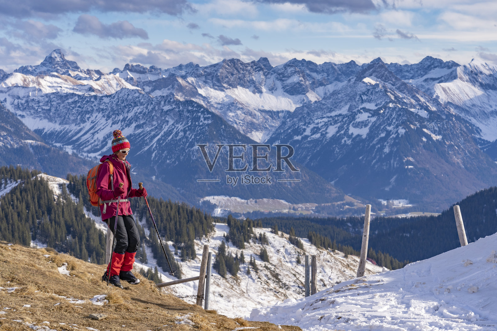 在巴伐利亚阿尔卑斯山穿雪鞋的老年妇女照片摄影图片