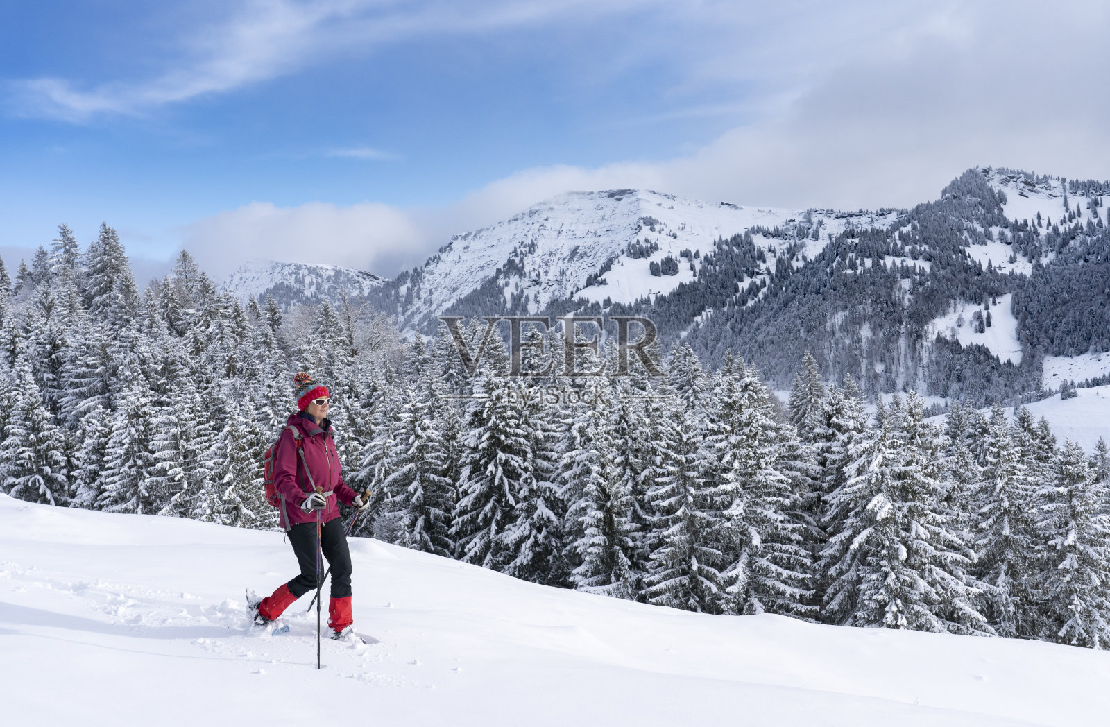 在巴伐利亚阿尔卑斯山穿雪鞋的老年妇女照片摄影图片
