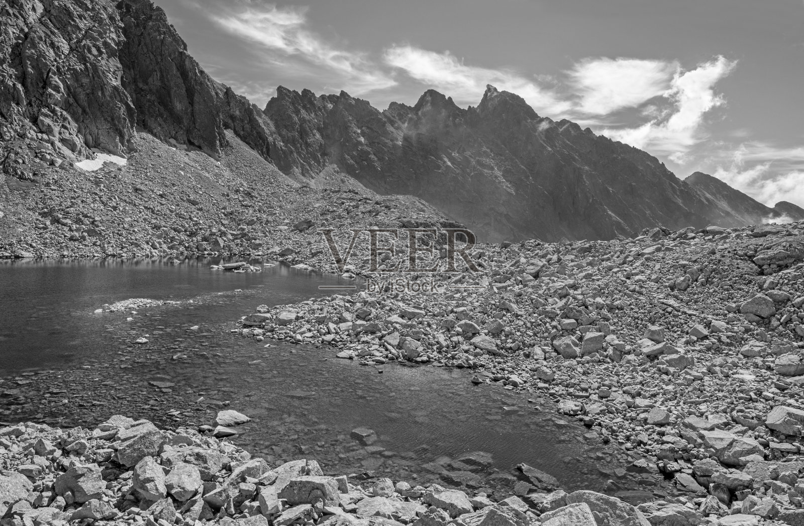 高塔特拉斯-斯洛伐克- Capie plesso湖的外观与撒旦峰的背景。照片摄影图片