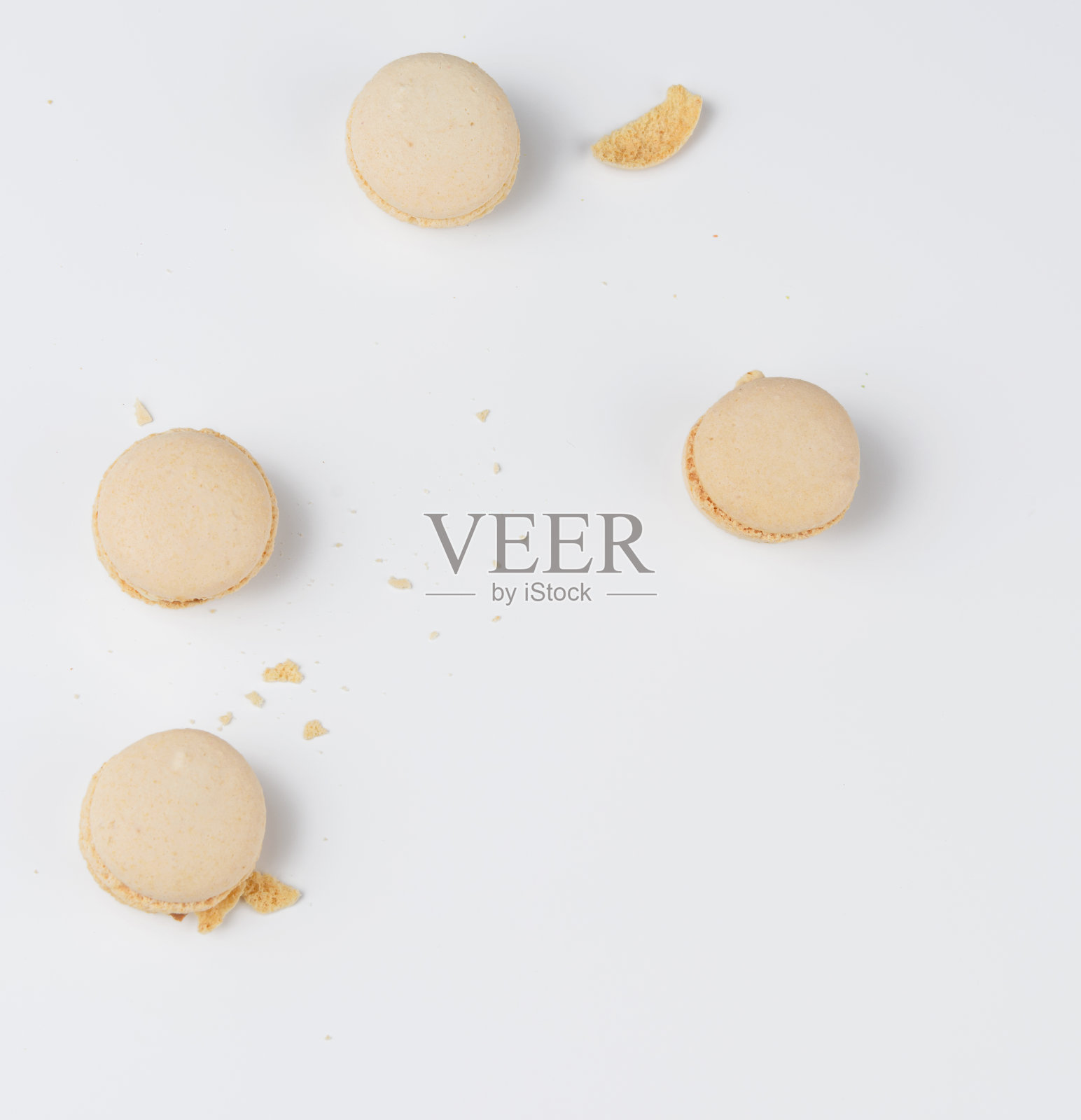 米色的杏仁杏仁饼在白色的背景下分解照片摄影图片