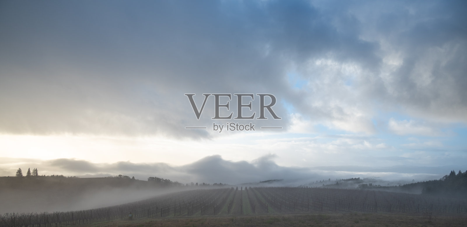 胡德山在地平线上升起，被雪覆盖着照片摄影图片