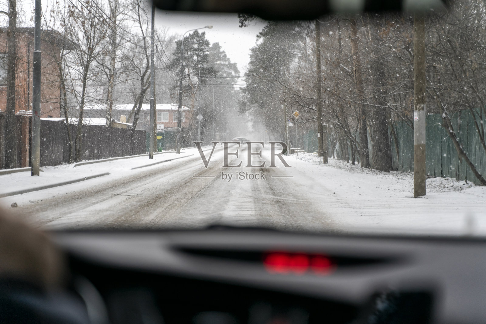 那辆车在暴风雪中行驶在冬日的路上照片摄影图片