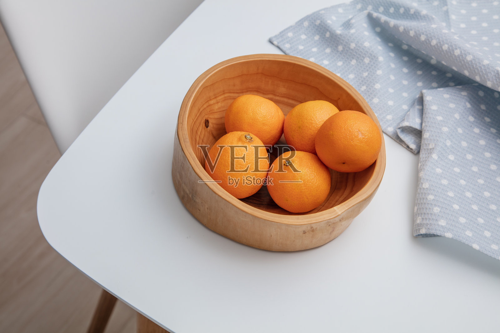 俯视图新鲜的桔子或橘子在木碗照片摄影图片