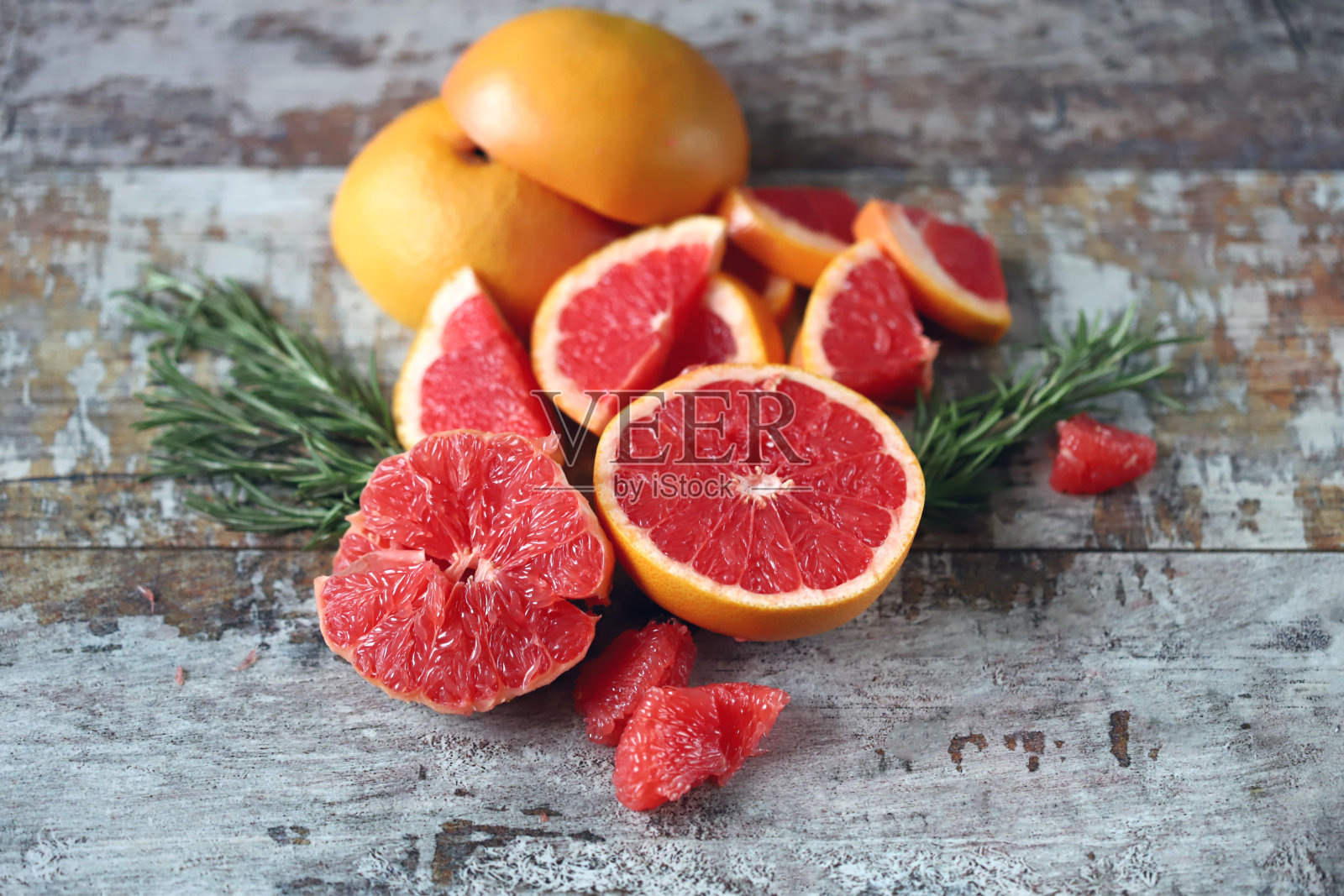 新鲜多汁的葡萄柚。照片摄影图片