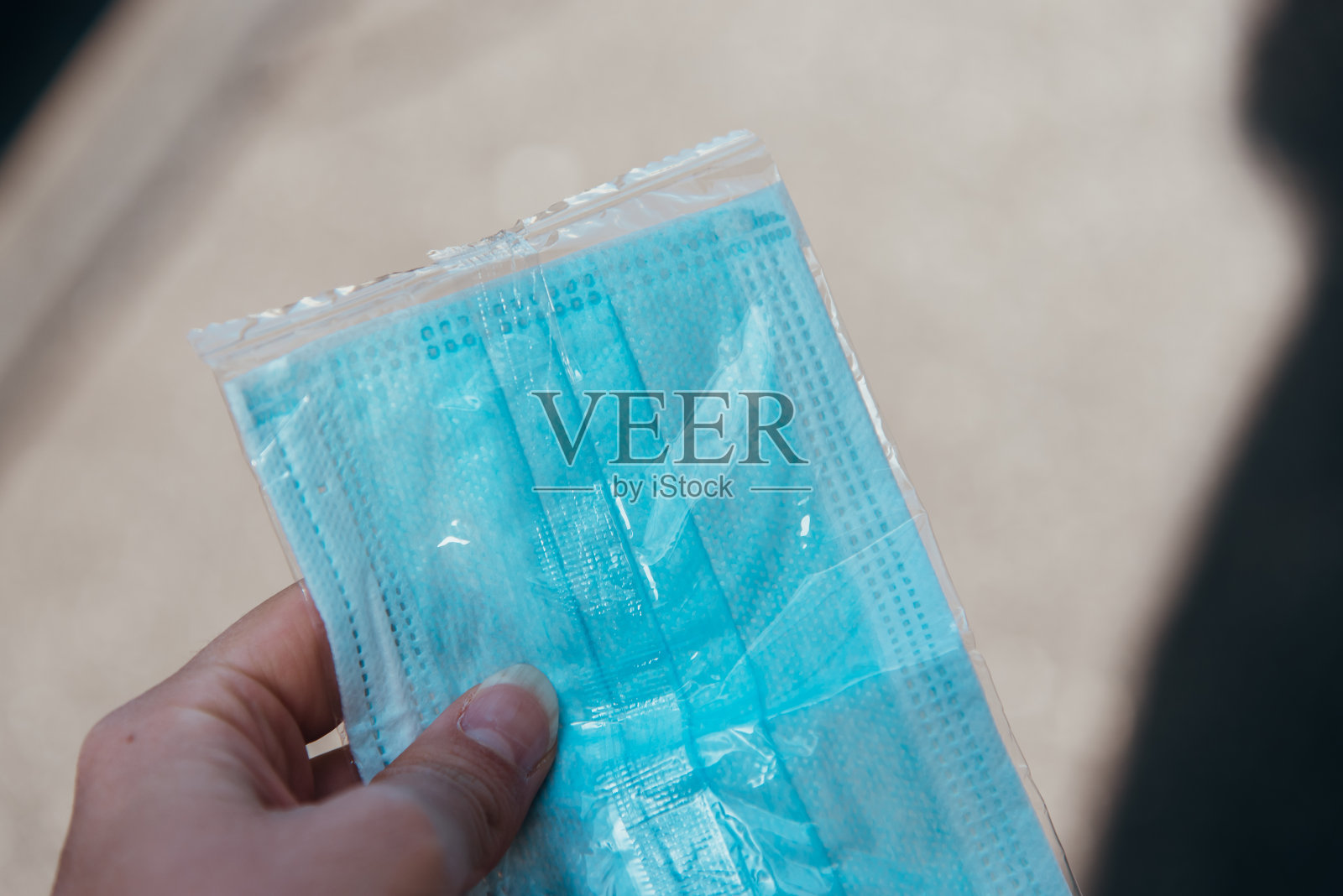 一只手拿着新的口罩照片摄影图片