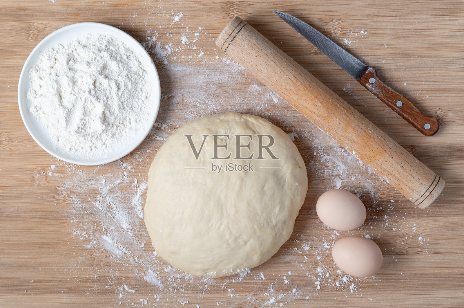 俯视图的面团和烘焙材料在木桌上照片摄影图片