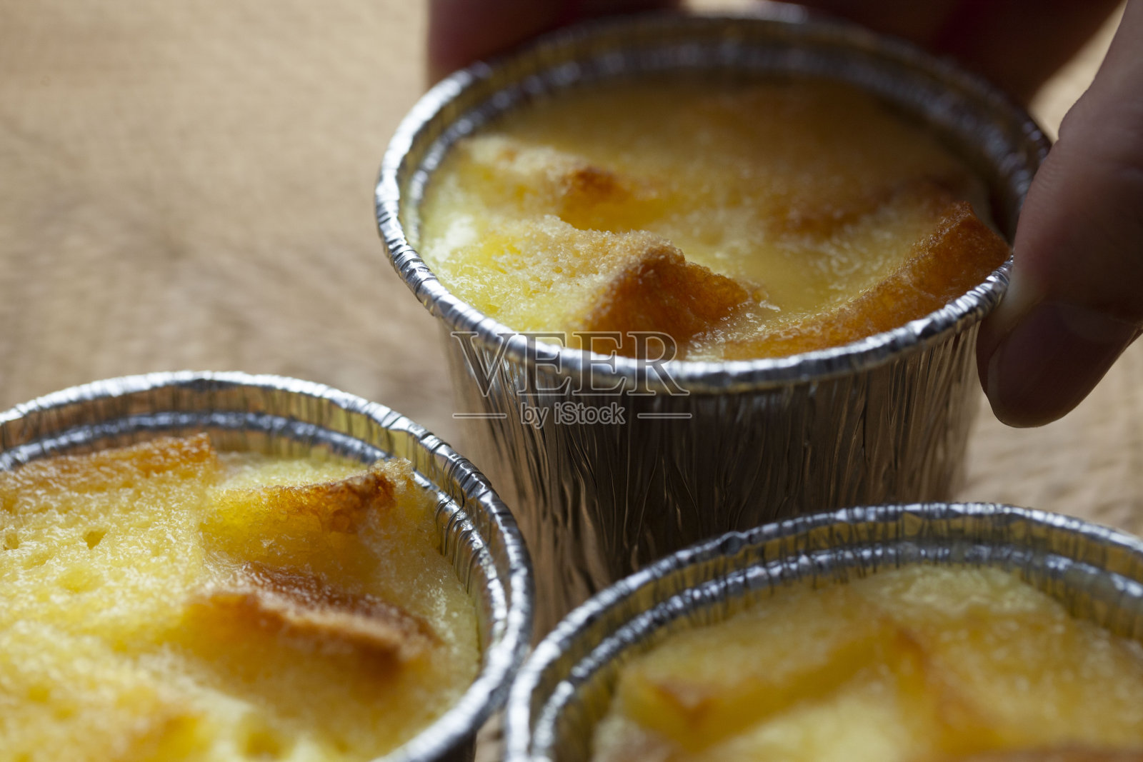 面包布丁在银杯里照片摄影图片