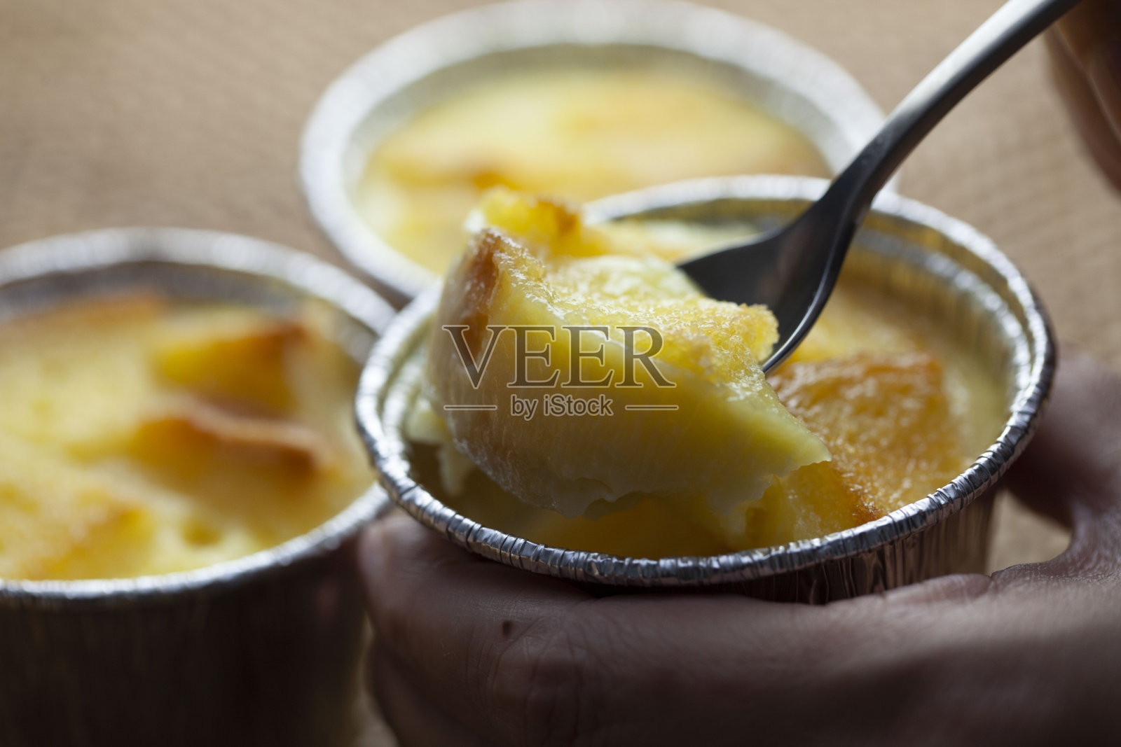 面包布丁在银杯里照片摄影图片