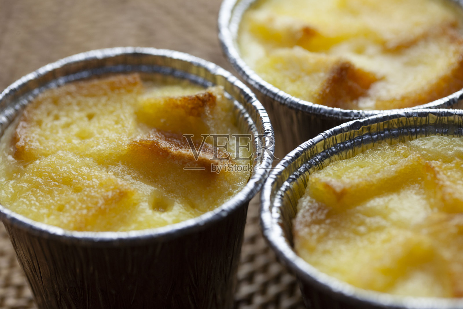 面包布丁在银杯里照片摄影图片