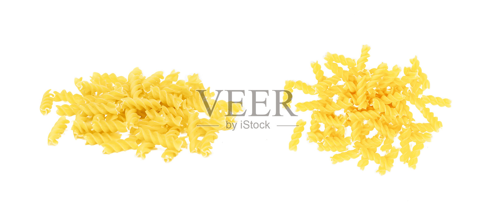 俯视图的黄色未煮的意大利面设置孤立的白色背景照片摄影图片