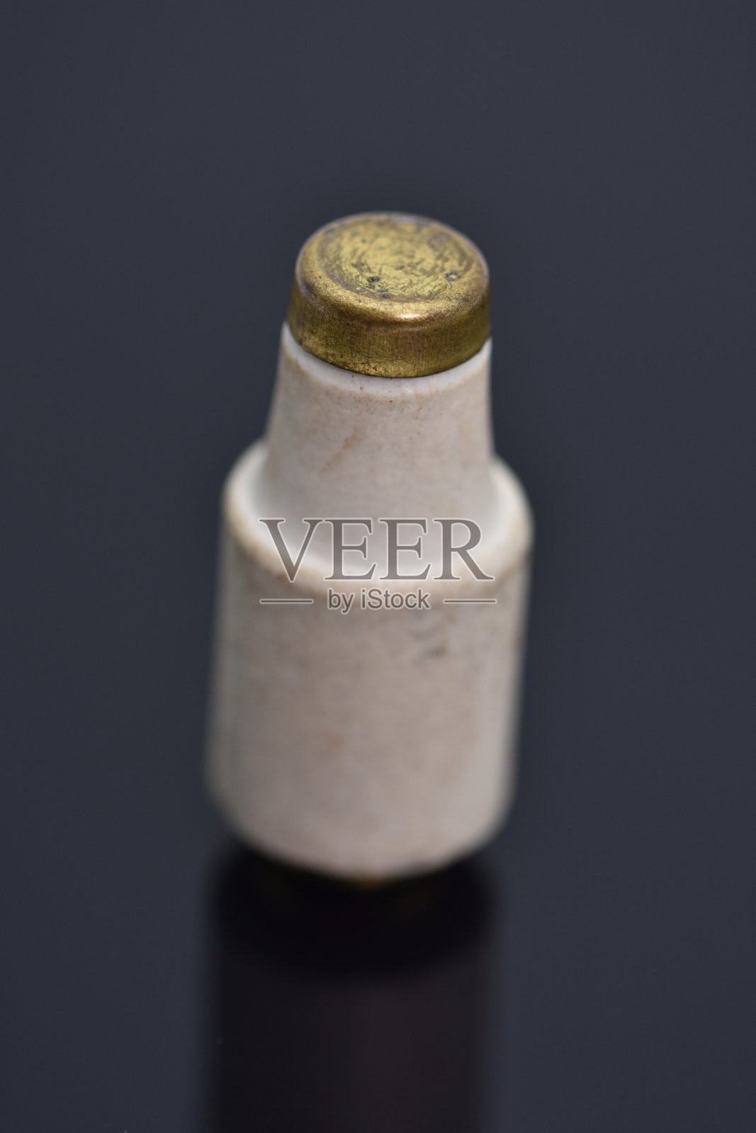 带有碎钨钨丝的旧灯泡照片摄影图片