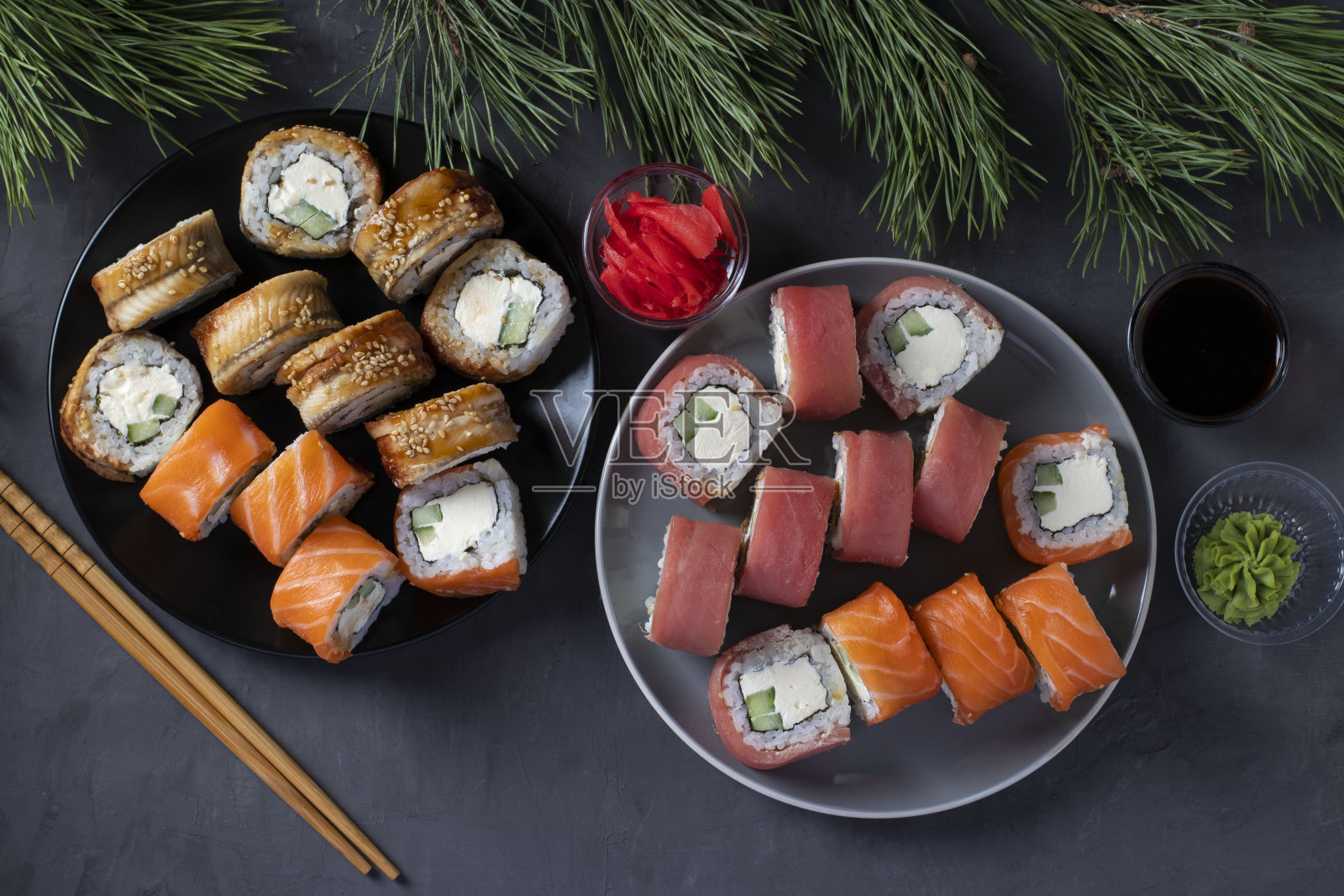 三文鱼、金枪鱼和鳗鱼寿司配费城奶酪。新年聚会。俯视图在黑暗的背景照片摄影图片