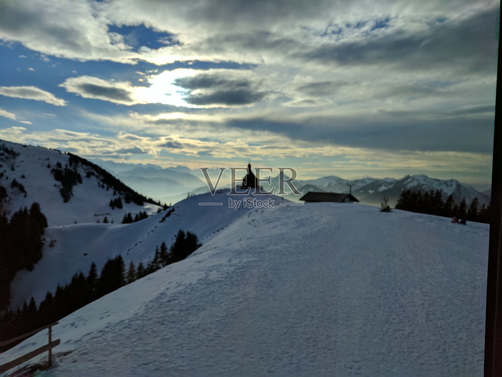 在德国山区的黄昏雪景照片摄影图片