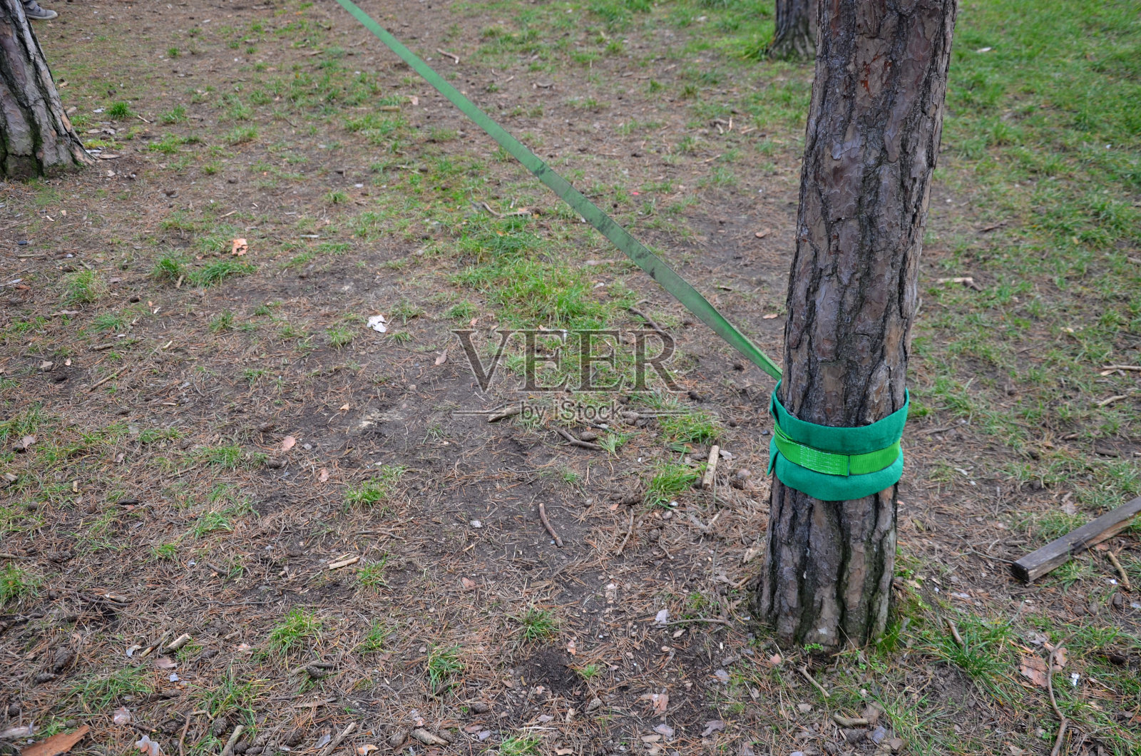 Slackline，或简称slack，是指在两点(如树)之间的带子上保持平衡、行走和跳跃。与在绳索上行走不同，slackline带子并不紧照片摄影图片