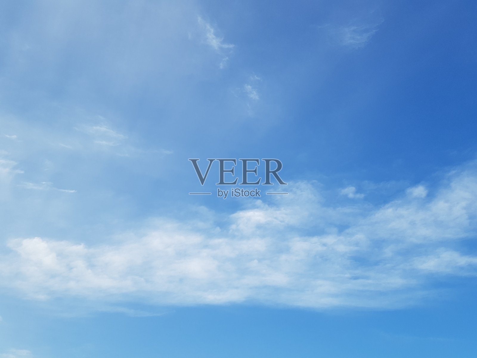 羽毛云和蓝天照片摄影图片