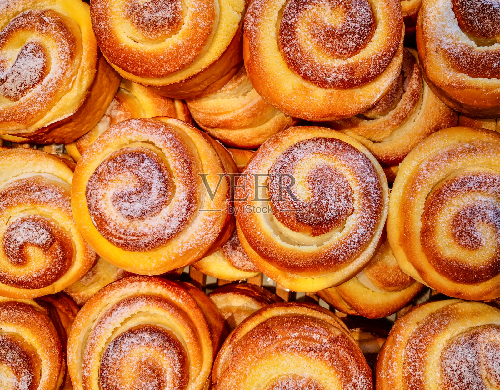 面包店里摆满了一排排整齐的椰奶和风面包。照片摄影图片