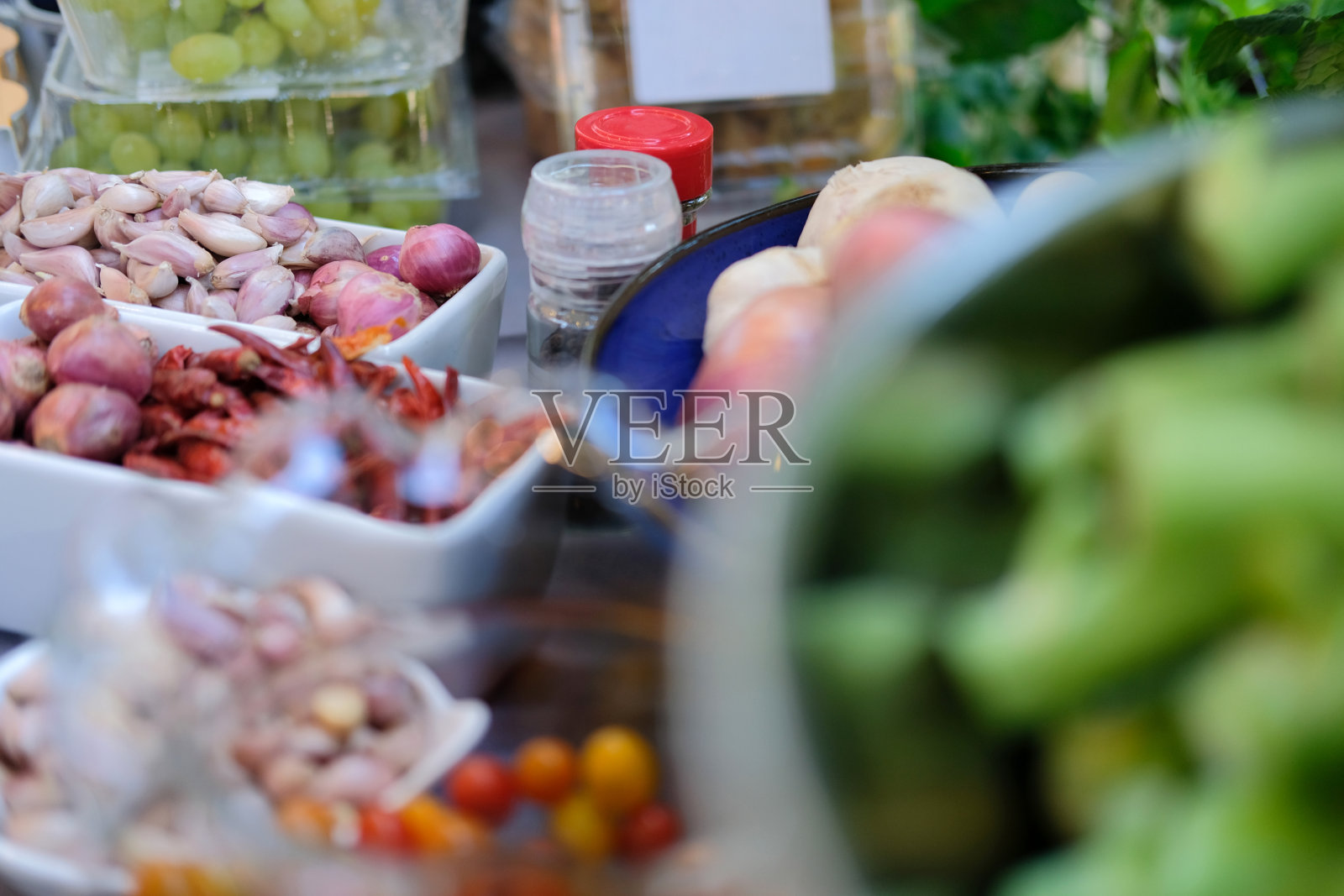 大蒜，青葱和干辣椒。做泰国菜用的草药香料照片摄影图片