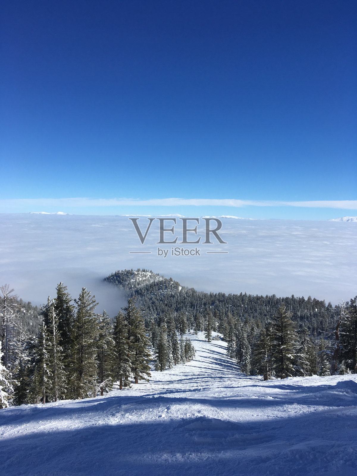 太浩湖冬季滑雪胜地风光山照片摄影图片