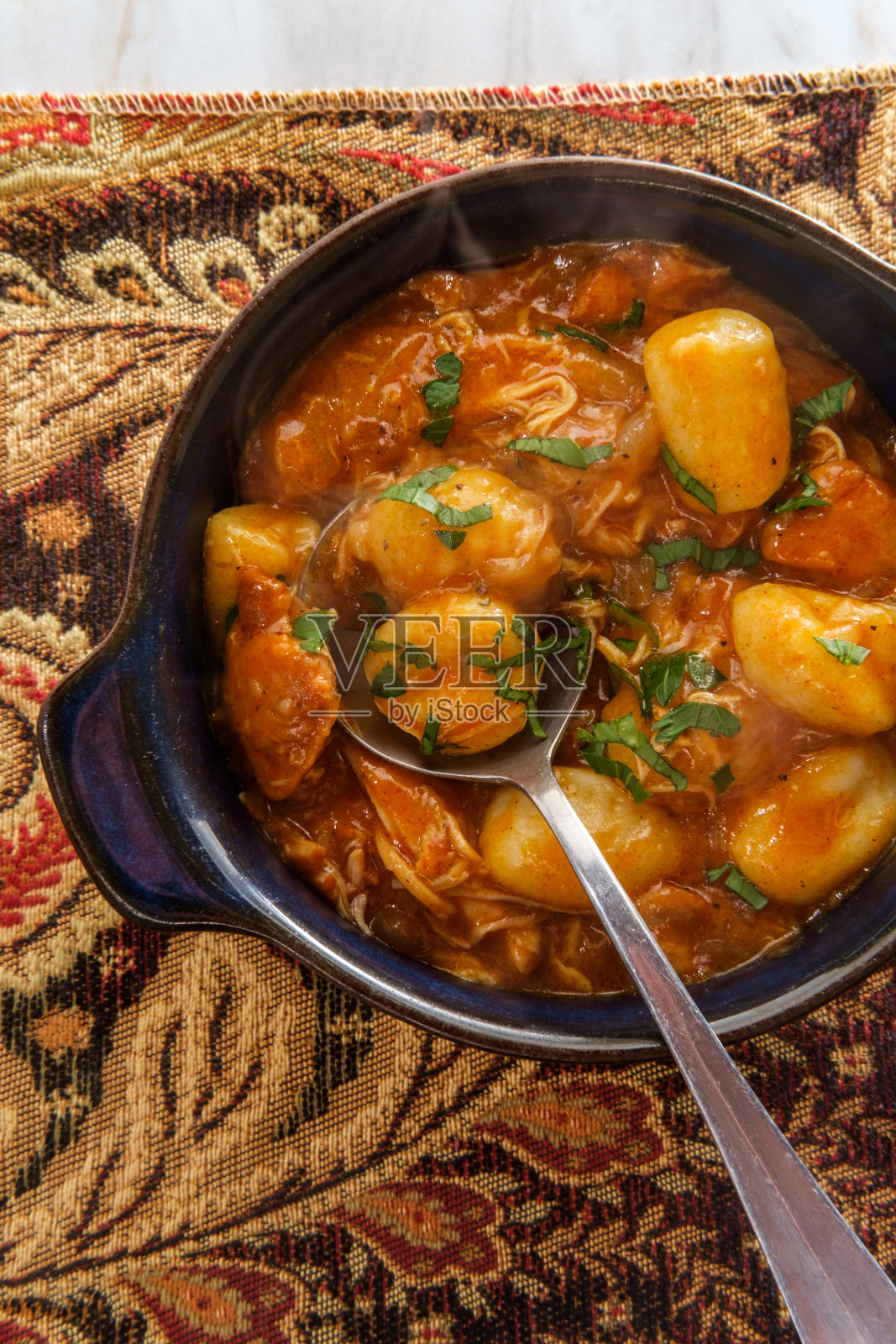 匈牙利鸡肉红辣椒汤圆照片摄影图片