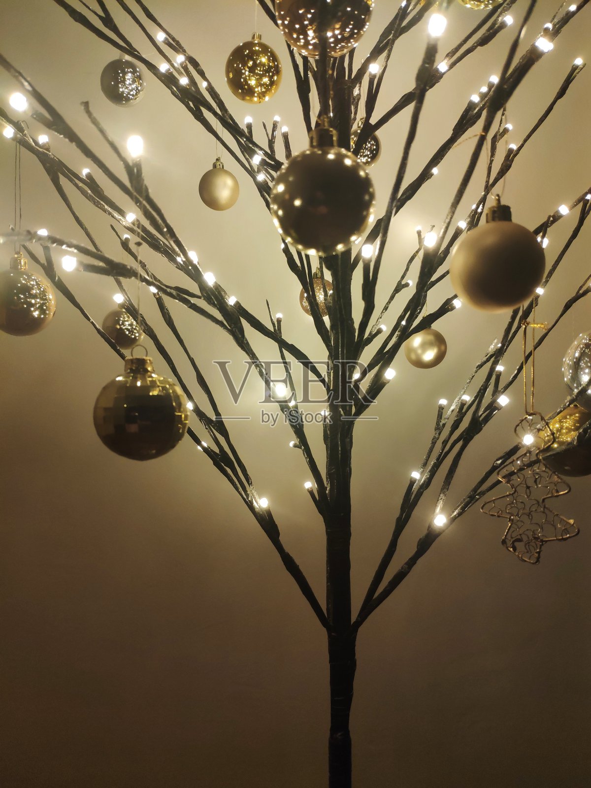 圣诞树上的金色装饰照片摄影图片