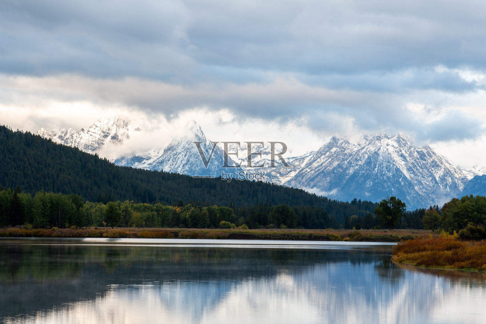 秋天的牛弯照片摄影图片