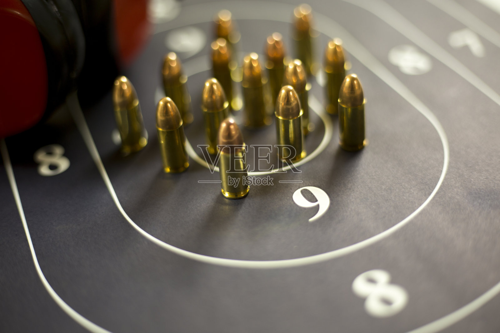 展示柜中的射击场、耳罩和射击目标上的弹药。照片摄影图片