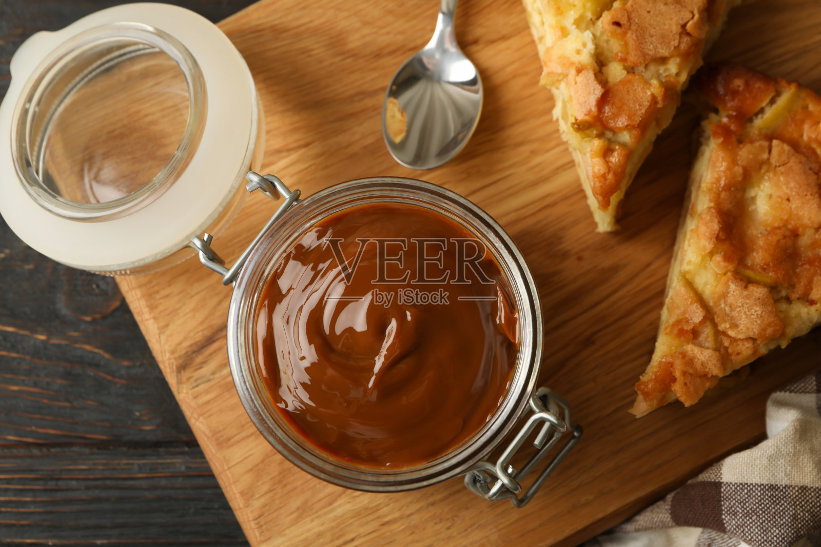 木板以派和焦糖炼乳为背景照片摄影图片