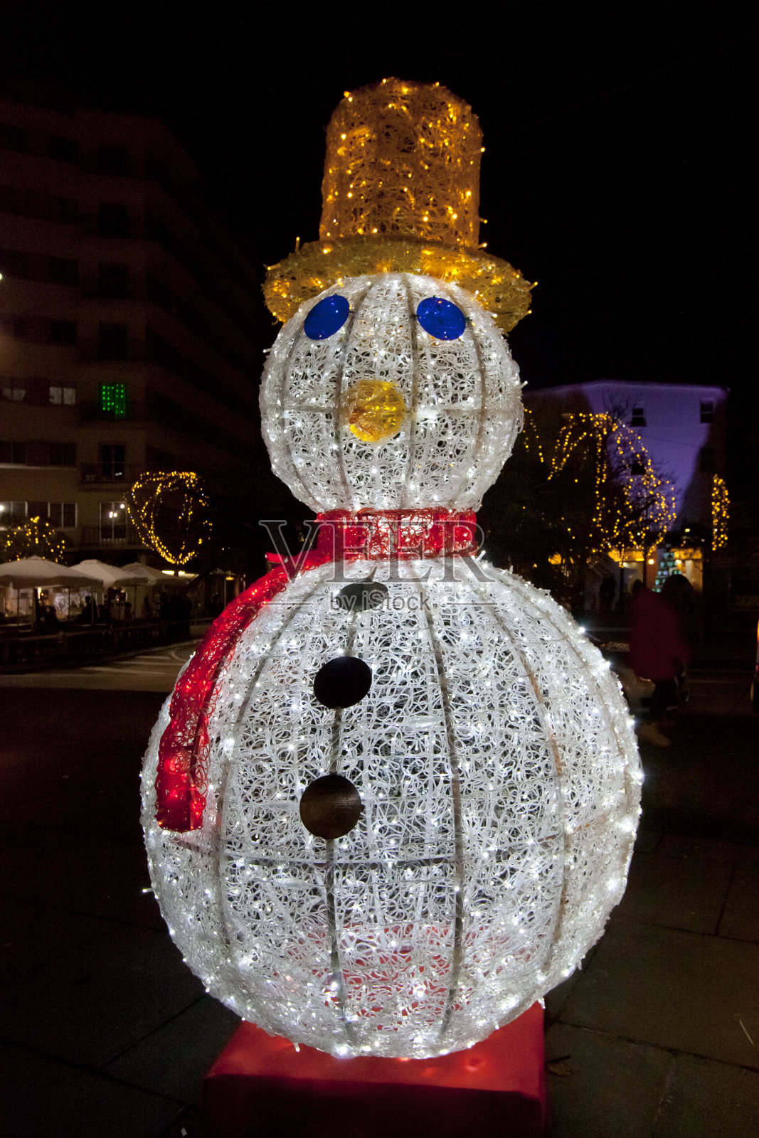 照亮明亮的雪人，圣诞彩灯装饰照片摄影图片