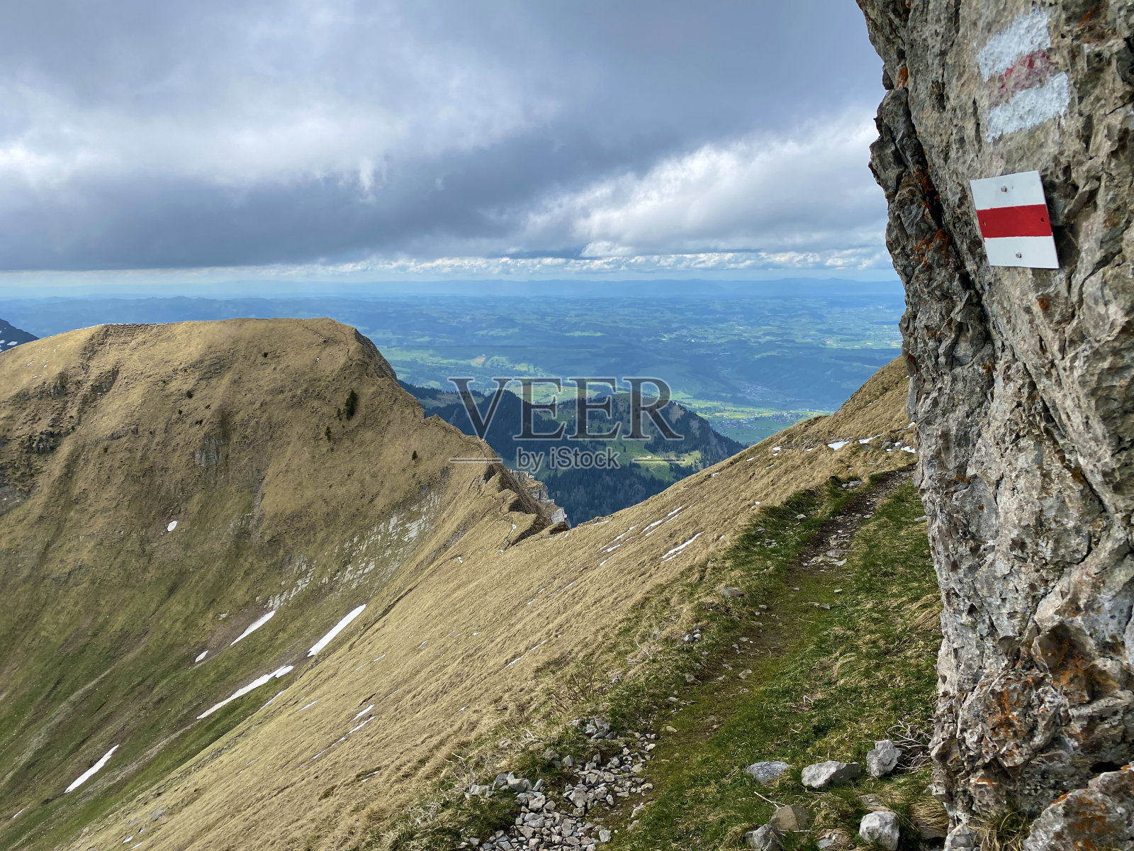 在皮拉图斯山脉的山峰和斜坡上的登山路标和标记，在Emmental阿尔卑斯山，Alpnach - Obwalden州，瑞士(Kanton Obwald, Schweiz)照片摄影图片