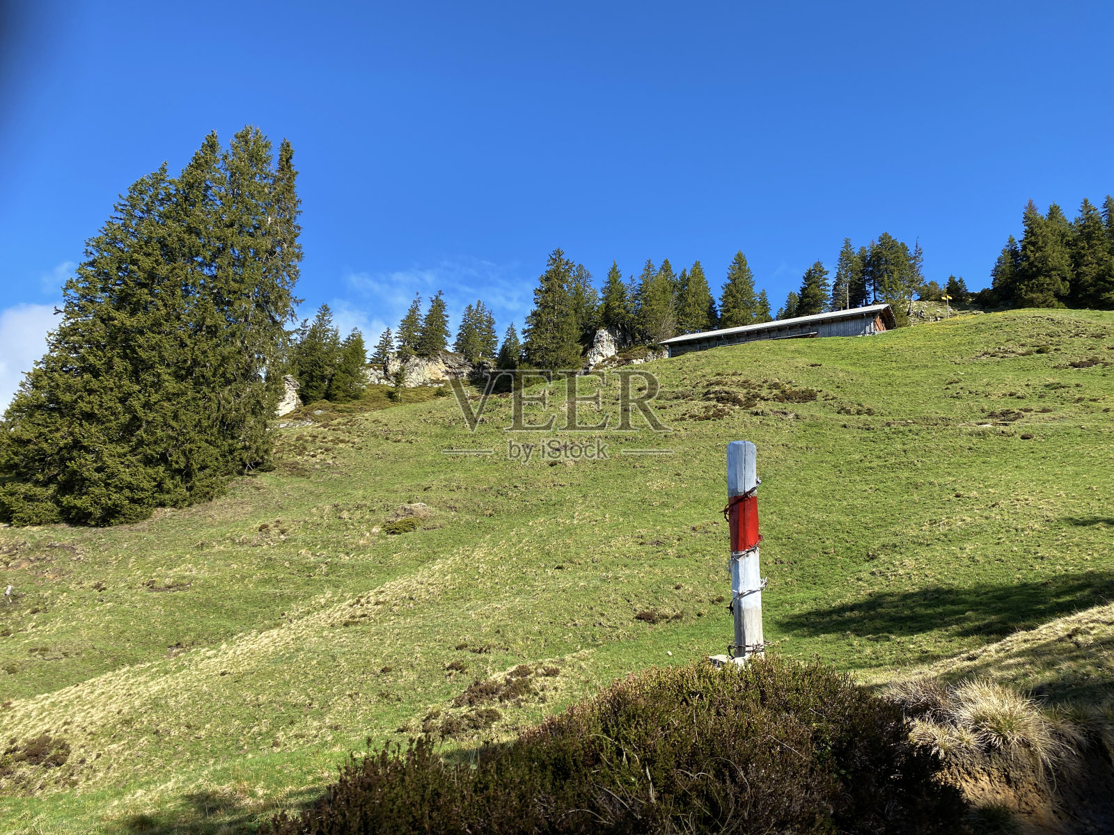 在皮拉图斯山脉的山峰和斜坡上的登山路标和标记，在Emmental阿尔卑斯山，Alpnach - Obwalden州，瑞士(Kanton Obwald, Schweiz)照片摄影图片