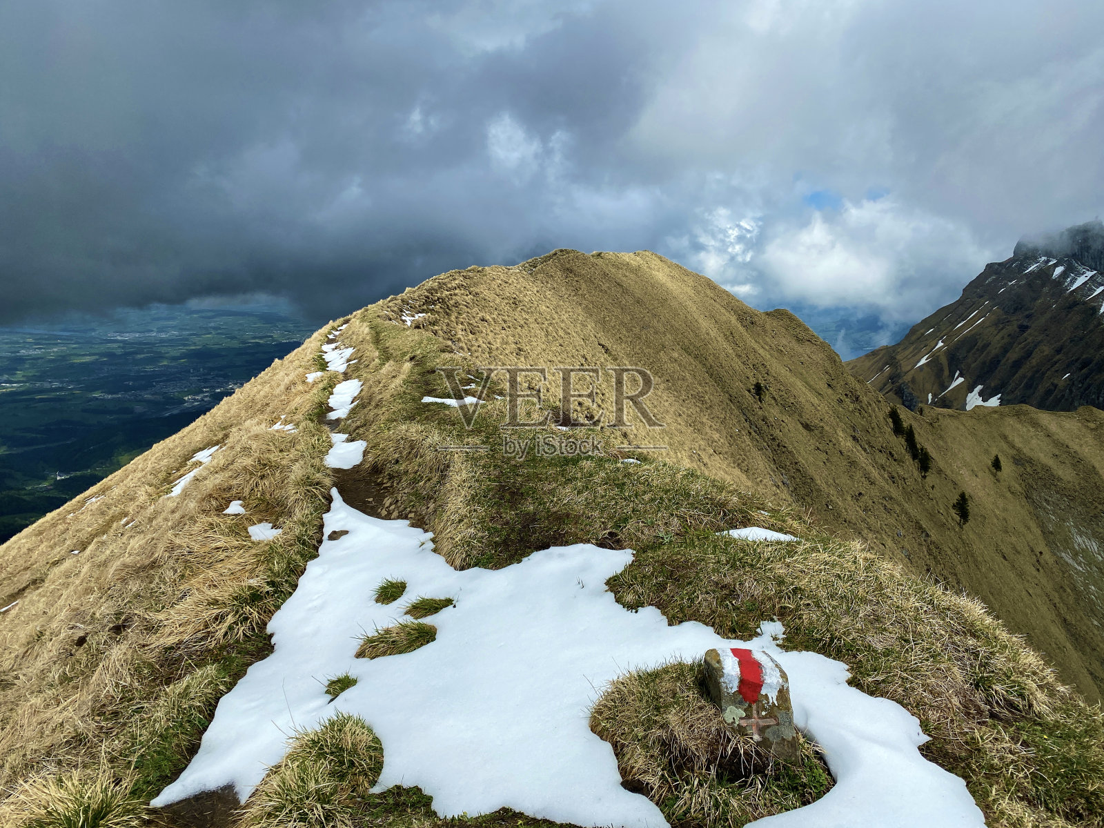在皮拉图斯山脉的山峰和斜坡上的登山路标和标记，在Emmental阿尔卑斯山，Alpnach - Obwalden州，瑞士(Kanton Obwald, Schweiz)照片摄影图片