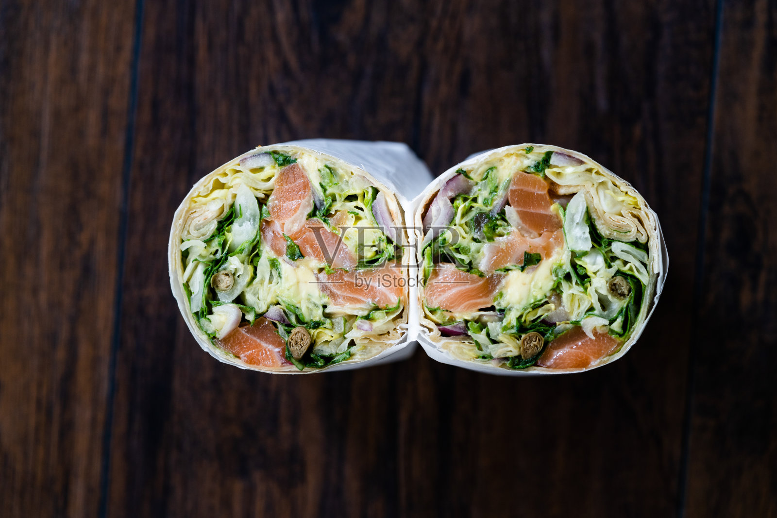 带走三文鱼卷、牛油果泥和肉饼。取出海鲜。照片摄影图片