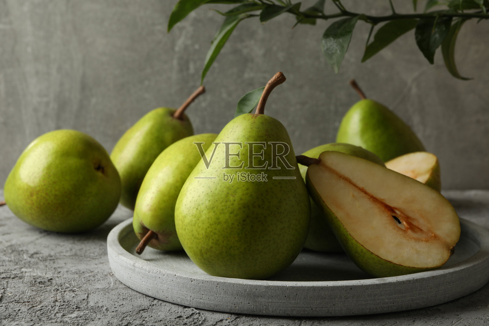 灰色背景上放着绿梨的托盘照片摄影图片