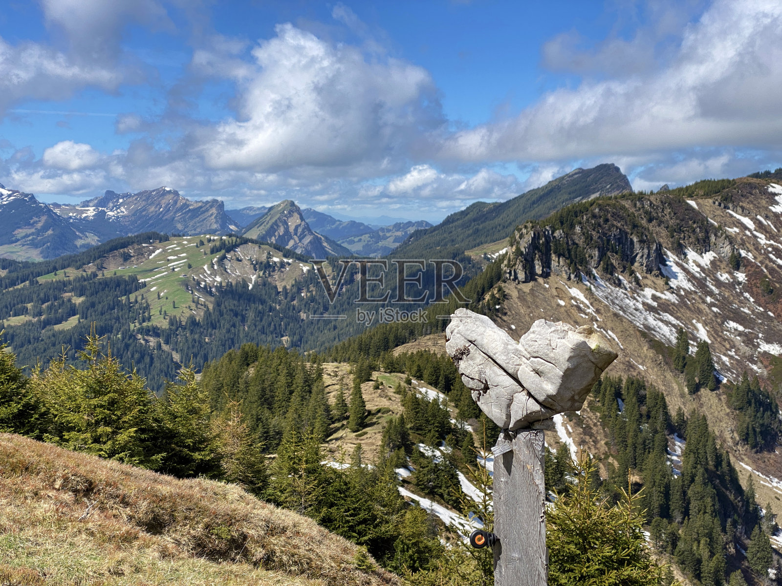 瑞士皮拉图斯山脉和瑞士奥布瓦尔登州的埃曼塔尔阿尔卑斯山脉的天然心形石头(Schweiz Kanton Obwald)照片摄影图片