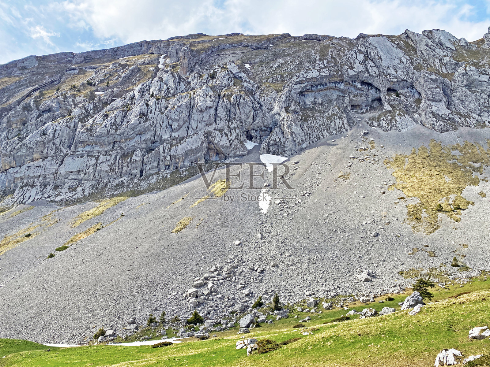 瑞士奥布瓦尔登州的阿尔卑斯峰，位于瑞士皮拉图斯山脉和埃曼塔尔阿尔卑斯山脉(瑞士奥布瓦尔登州坎顿)。照片摄影图片